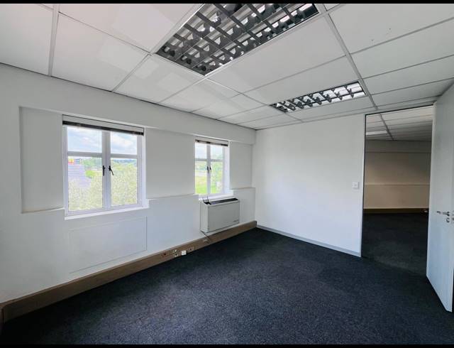 890M² OFFICE FOR SALE IN WATERFORD ESTATES